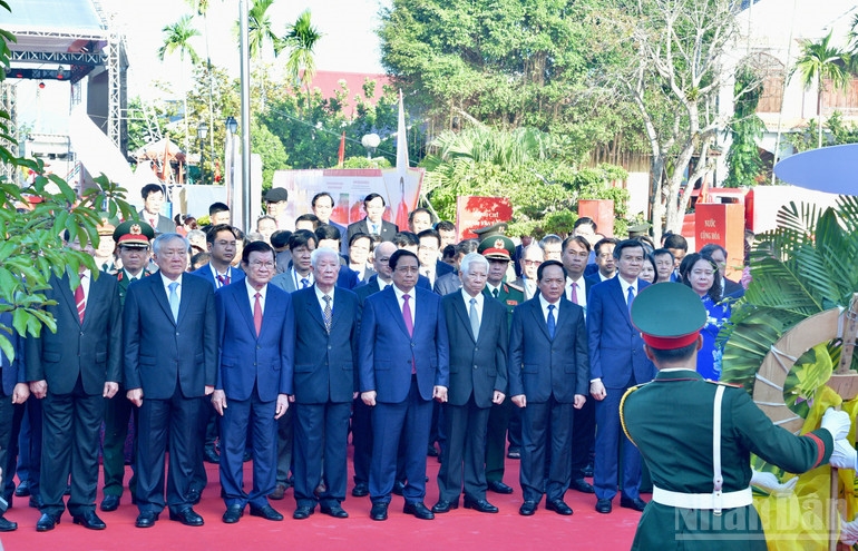 Thủ tướng Phạm Minh Chính và các đồng chí lãnh đạo, nguyên lãnh đạo Đảng, Nhà nước vào dâng hương tưởng nhớ cố Thủ tướng Phạm Văn Đồng. (Ảnh: Thanh Giang)