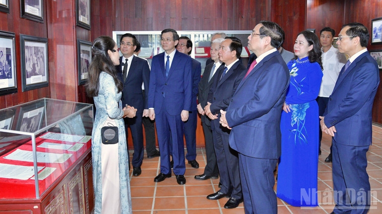 Thủ tướng Phạm Minh Chính và các đại biểu xúc động nghe giới thiệu về những hiện vật, tư liệu về cuộc đời hoạt động cách mạng của Thủ tướng Phạm Văn Đồng. (Ảnh: Thanh Giang)