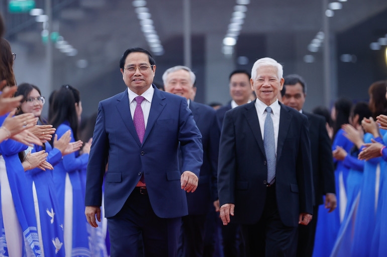 Thủ tướng Phạm Minh Chính, các đồng chí lãnh đạo, nguyên lãnh đạo Đảng, Nhà nước tới dự Chương trình. (Ảnh: Nhật Bắc/VGP)