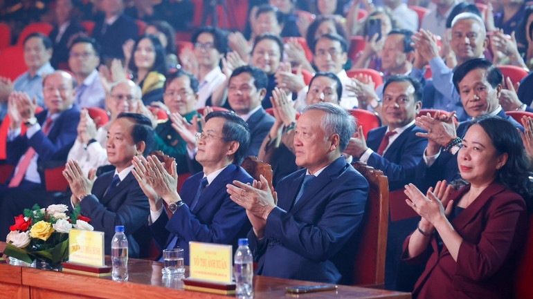 Các đồng chí lãnh đạo Đảng, Nhà nước tham dự Chương trình. (Ảnh: Nhật Bắc/VGP)