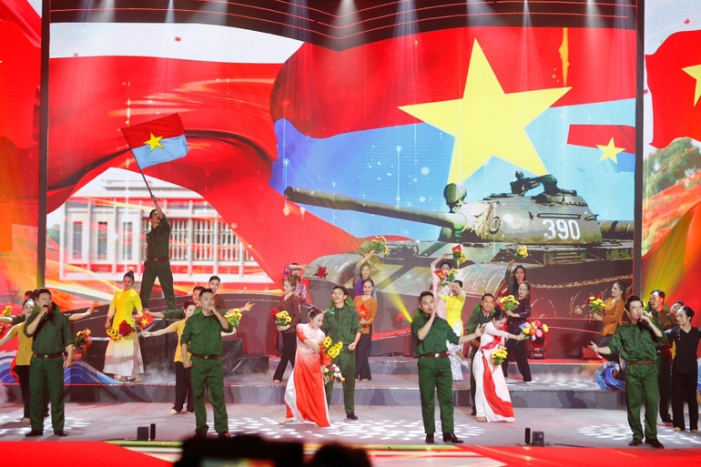 Những tiết mục văn nghệ đặc sắc được biểu diễn tại Chương trình. (Ảnh: Nhật Bắc/VGP)