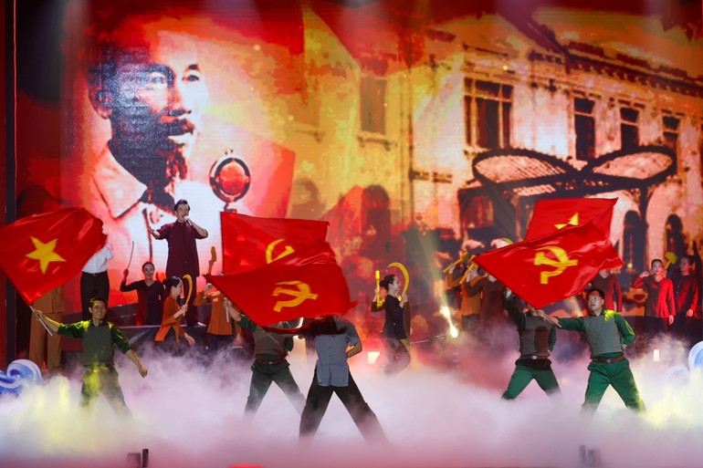 Những tiết mục văn nghệ đặc sắc được biểu diễn tại Chương trình. (Ảnh: Nhật Bắc/VGP)