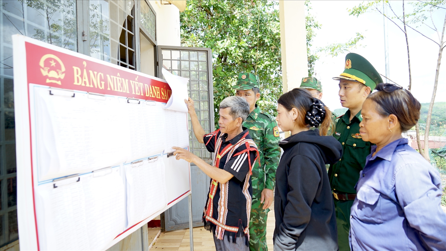 Các cấp, ngành tích cực tuyên truyền giúp người dân thường xuyên cập nhật thông tin tiểu sử, quá trình công tác của các ứng cử viên ĐBQH và đại biểu HĐND các cấp