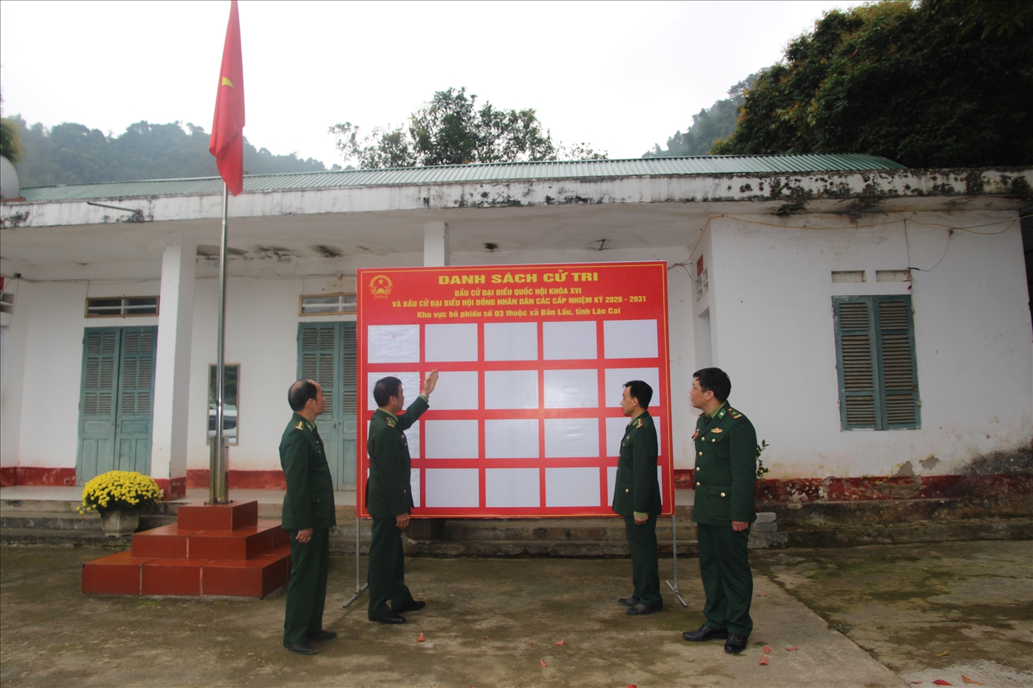 Cán bộ, chiến sỹ Đồn Biên phòng Bản Lầu kiểm tra thông tin danh sách cử tri được niêm yết tại tổ bầu cử số 3 xã Bản Lầu (Ảnh Trọng Bảo)