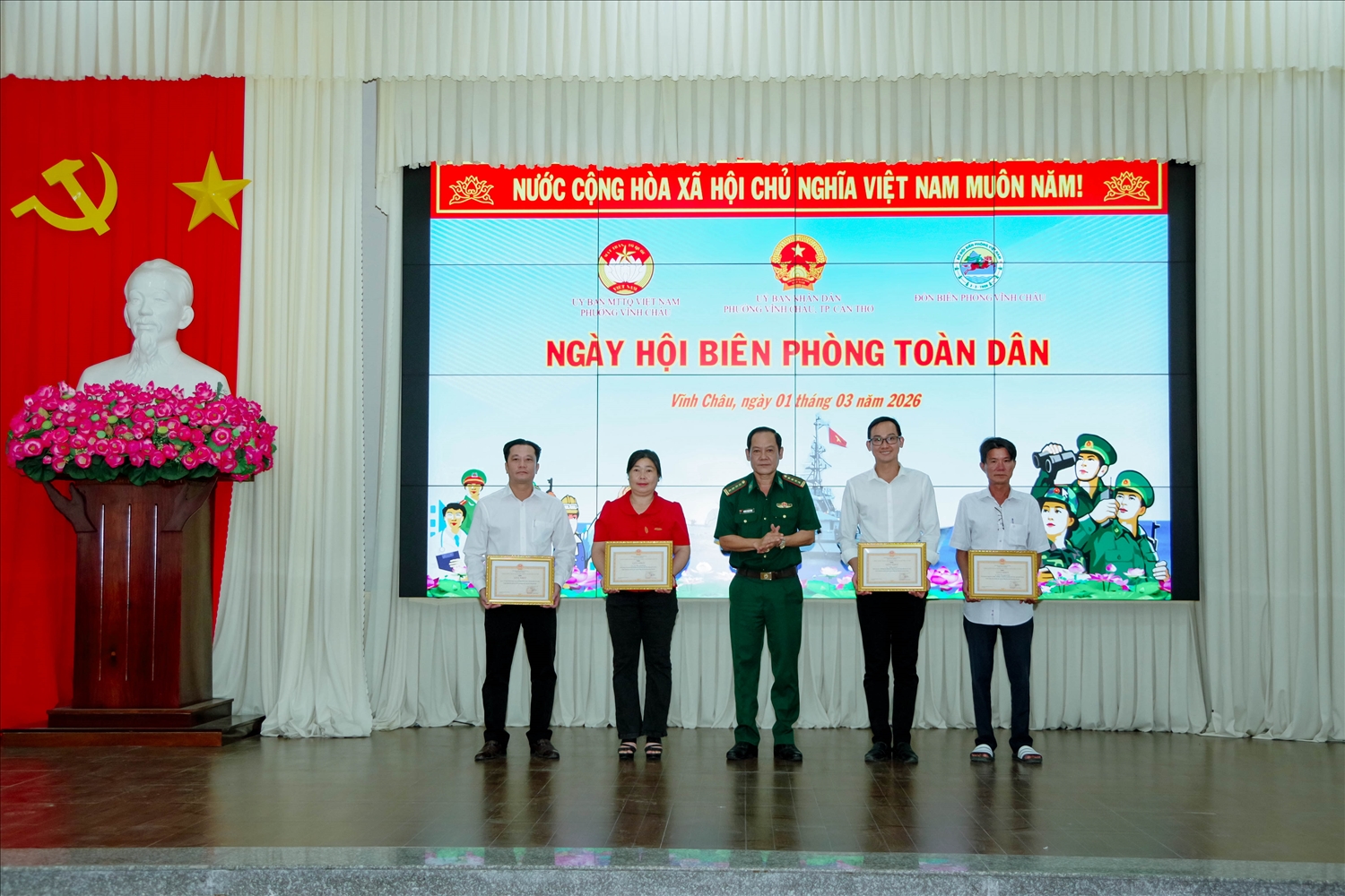 Đại tá Huỳnh Thanh Hùng trao Giấy khen cho các tập thể, cá nhân tại ngày hội