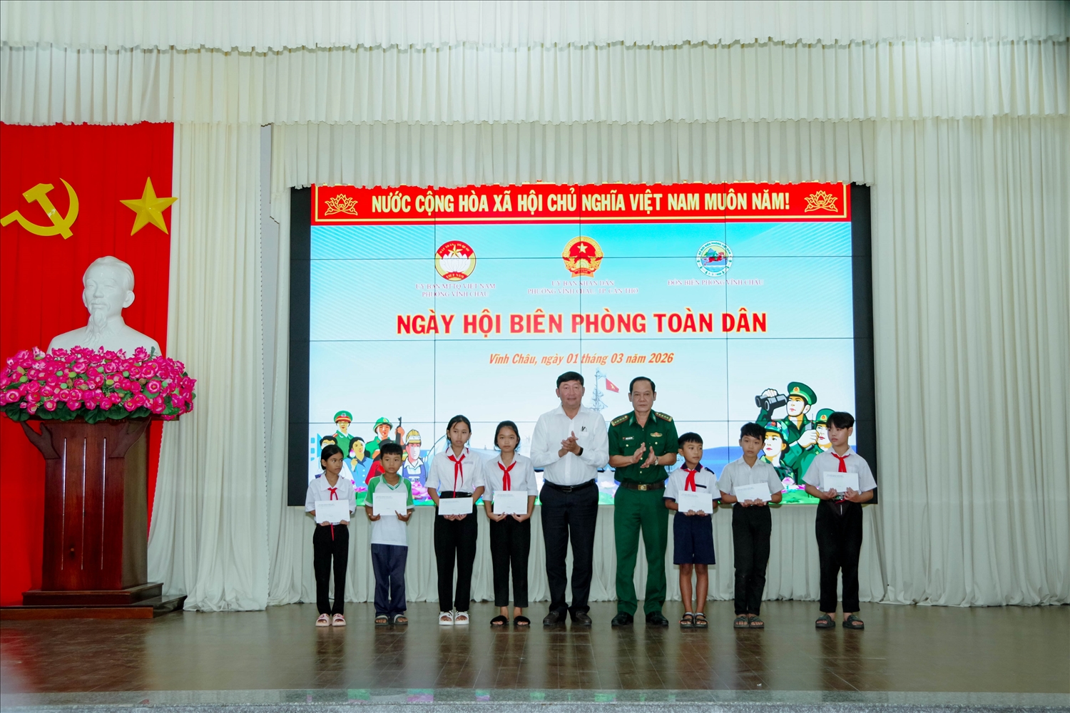 Lãnh đạo Ban chỉ huy BĐBP TP. Cần Thơ và UBND phường Vĩnh Châu trao học bổng cho các em học sinh.