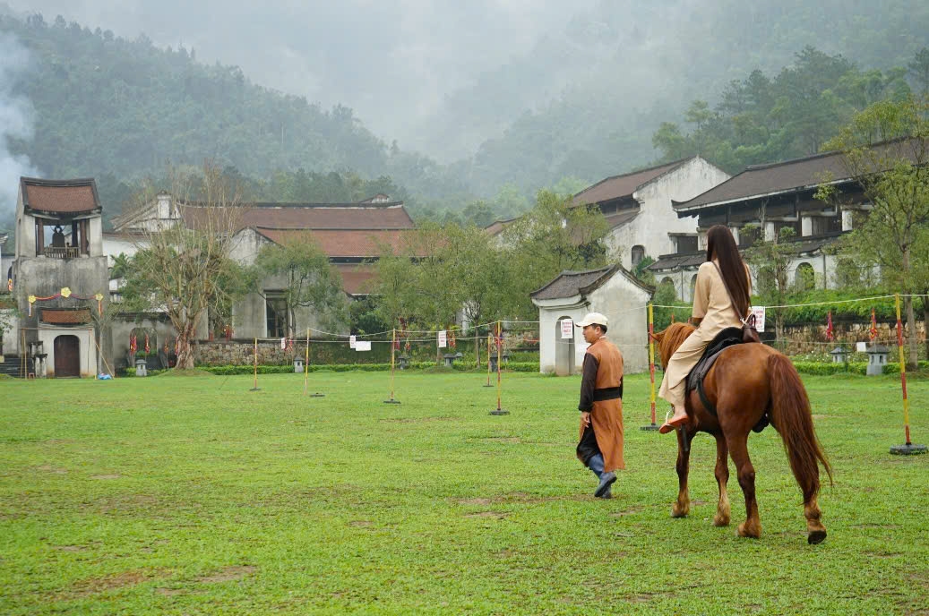 Du khách được hướng dẫn kỹ trước khi bắt đầu hành trình