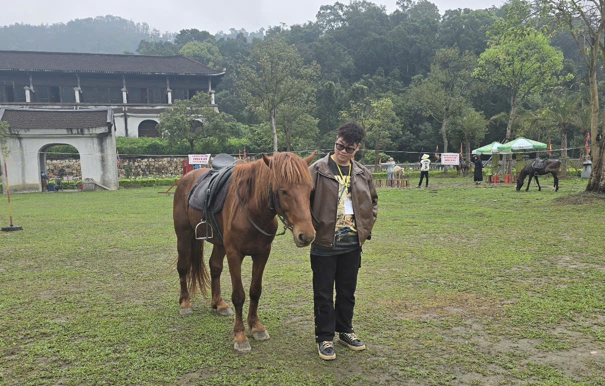 Nhiều khách du lịch thích thú chụp ảnh check in