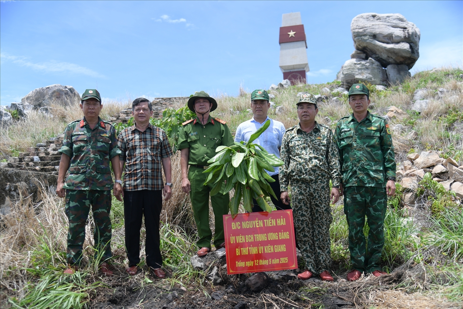 Bí thư Tỉnh ủy An Giang - Nguyễn Tiến Hải (thứ 2, từ phải qua) trồng cây lưu niệm trên Hòn Nhạn, thuộc Đặc khu Thổ Châu