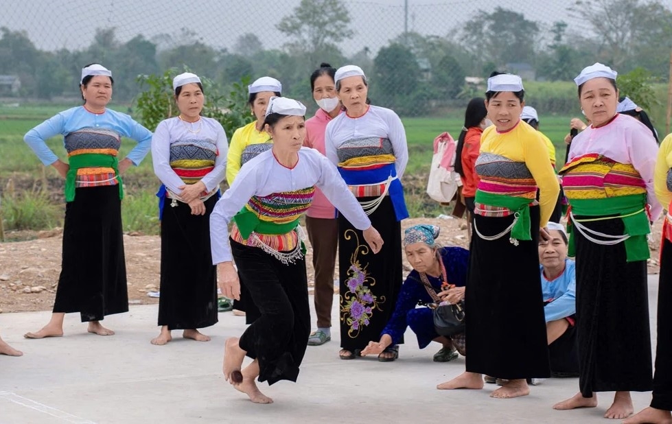 Bà con dân tộc Mường chơi trò đánh mảng trong ngày hội.