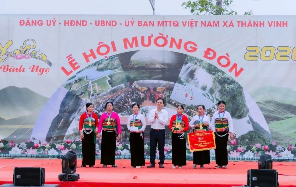 Phó Chủ tịch UBND xã Thành Vinh Trịnh Quang Duy trao giải Nhất cho đội tham dự môn đánh mảng trong Lễ hội Mường Đòn