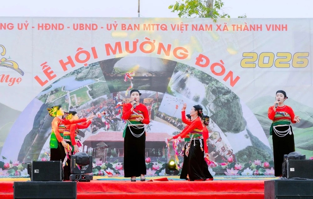 Hoạt động văn nghệ trong Lễ hội Mường Đòn do người dân trong vùng biểu diễn