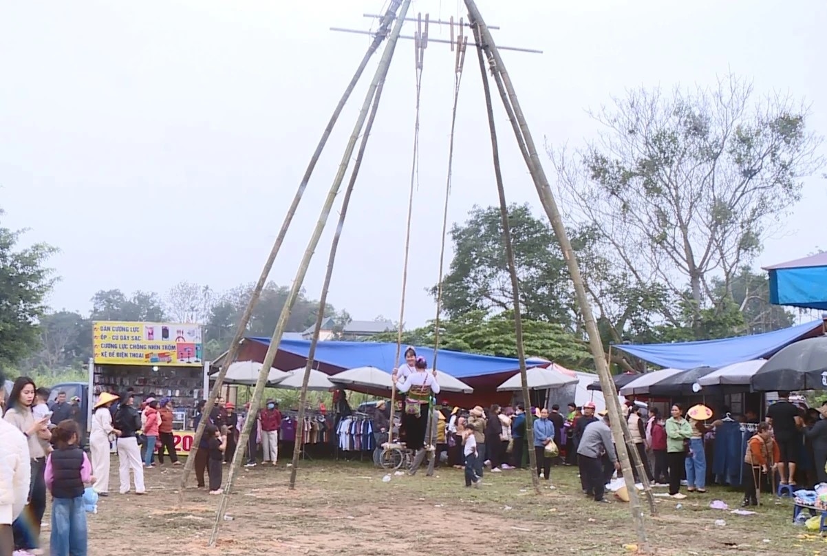 Đánh đu – trò chơi dân gian mang đậm nét văn hóa truyền thống của đồng bào Mường, tạo không khí sôi nổi trong Lễ hội Mường Đòn