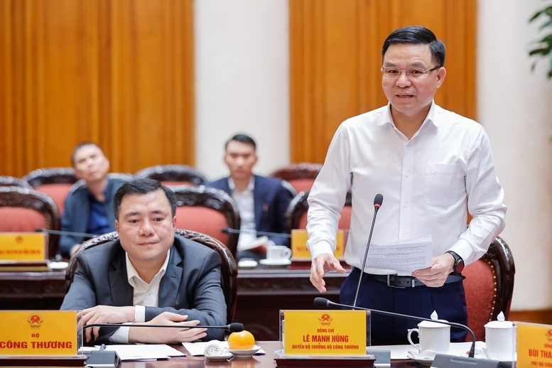 Quyền Bộ trưởng Bộ Công Thương Lê Mạnh Hùng Quốc lộ 4D, từ thị xã Sa Pa đi thành phố Lào Cai vừa được nâng cấp cải tạo.