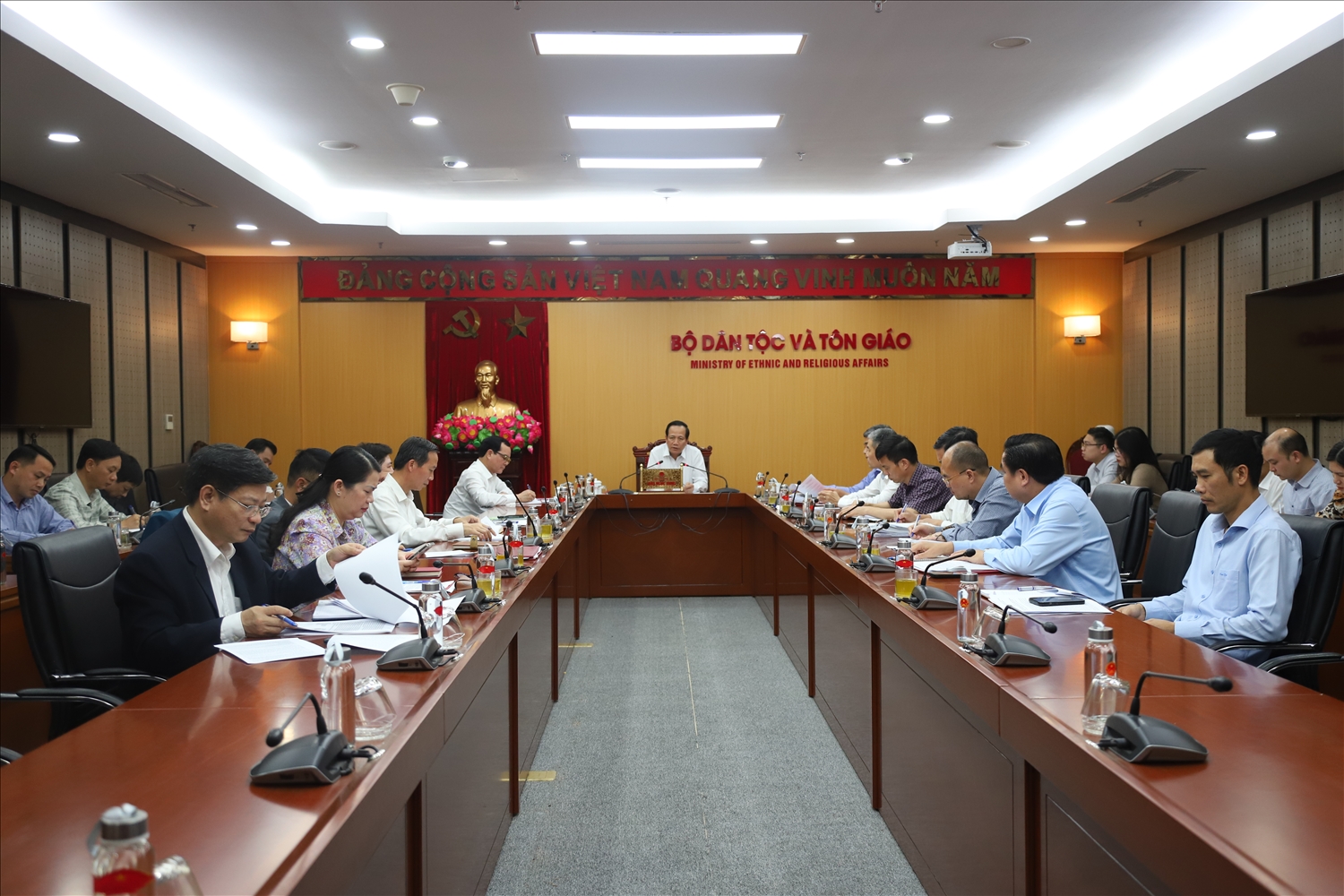 Quang cảnh cuộc họp