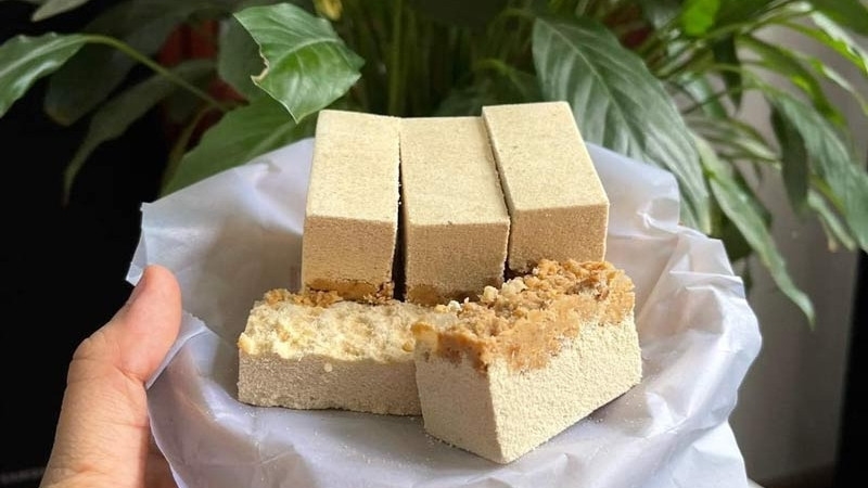 Vị ngọt thanh của vỏ bột nếp, hòa quện với nhân đậu, lạc tạo nên vị béo ngậy, thơm bùi