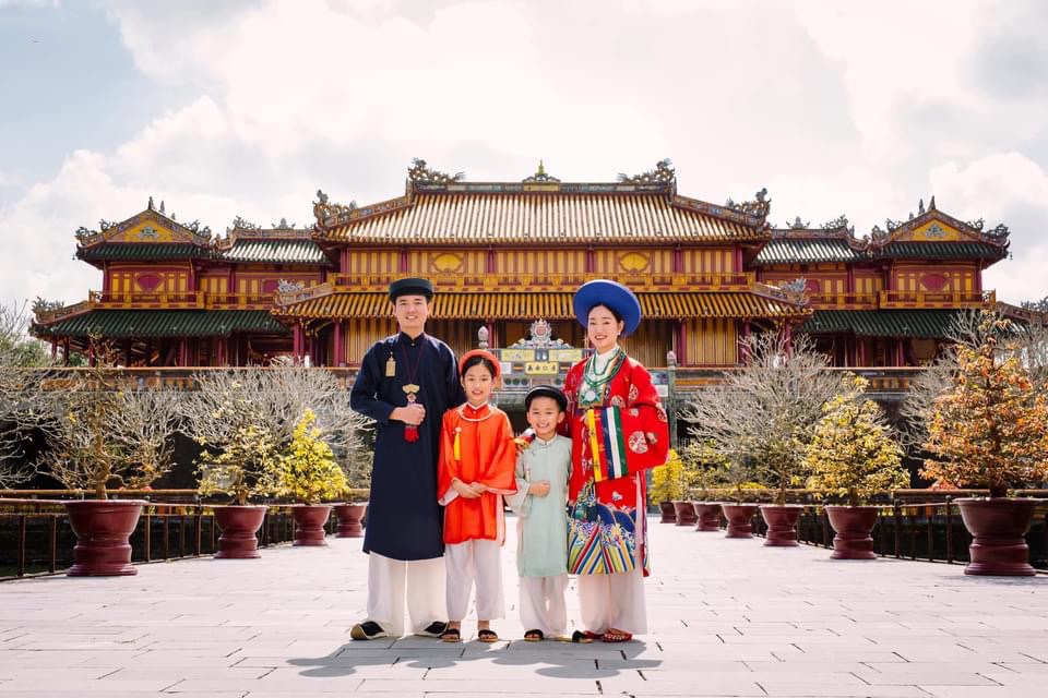 Với các cặp đôi, đây không chỉ là chuyến du lịch mà còn là dịp cùng nhau khám phá lịch sử và văn hóa Việt Nam.