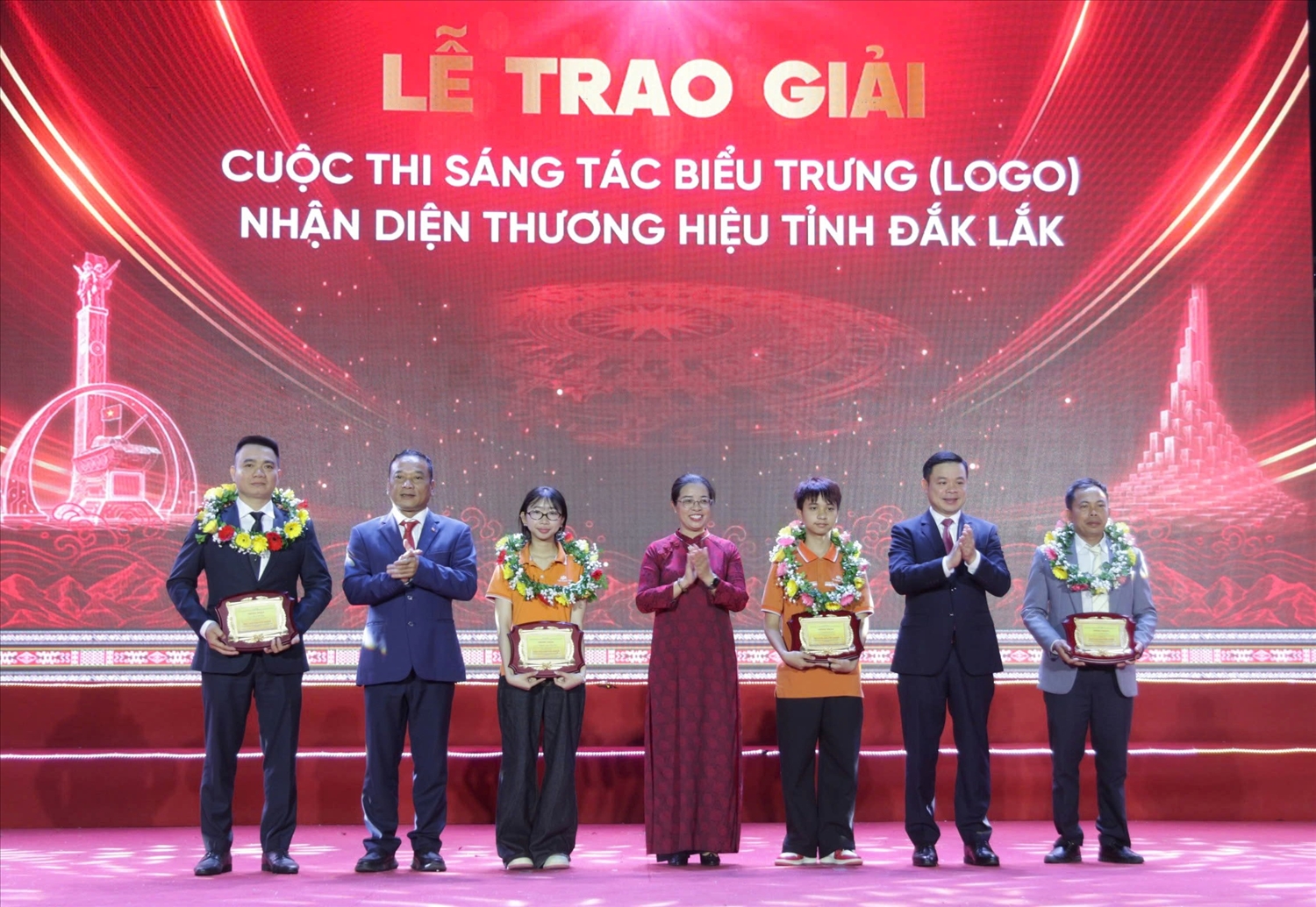 Ban tổ chức trao giải khuyến khích cho các tác giả