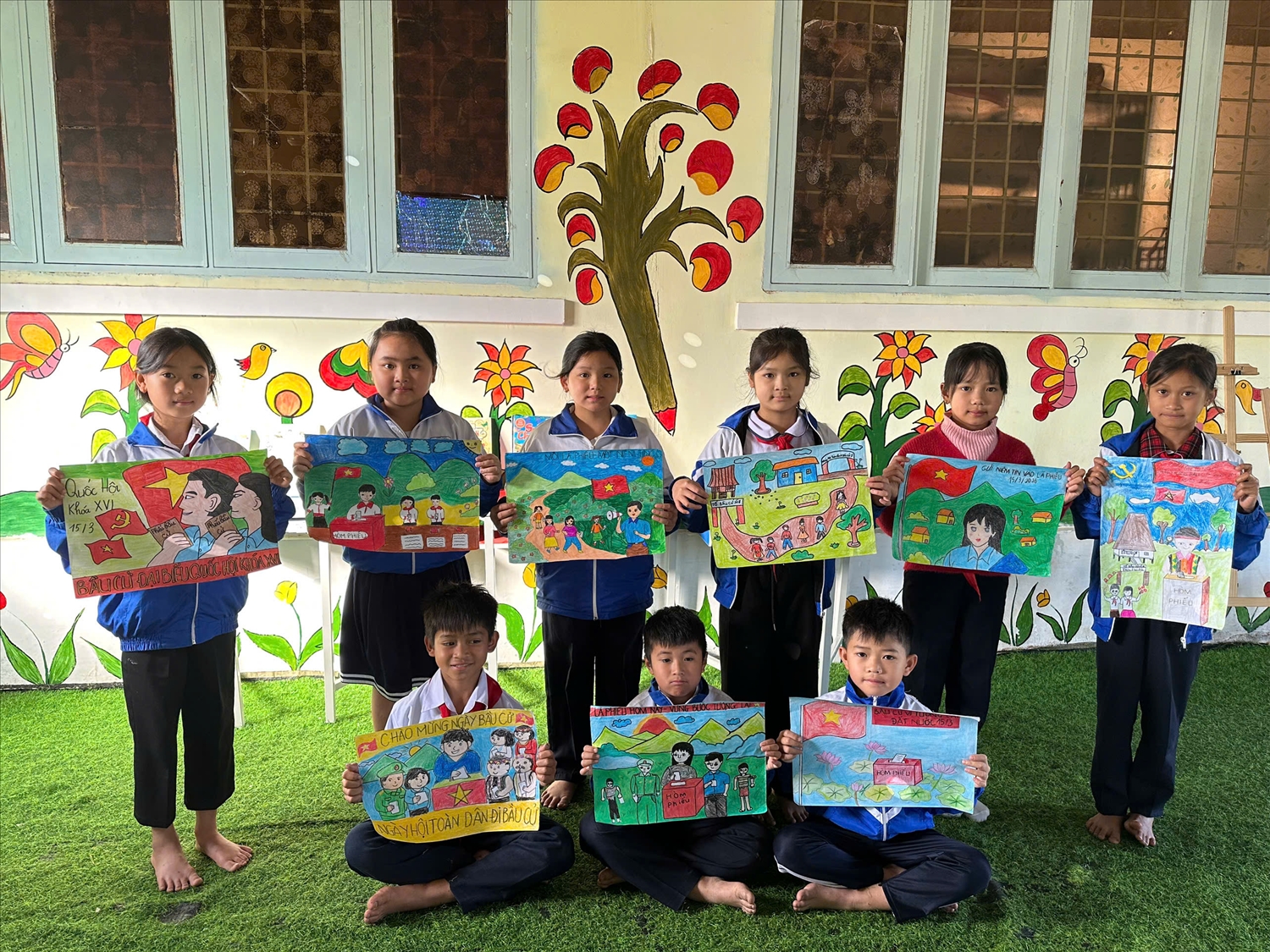 Các em học sinh đồng bào Xơ Đăng, Trường Tiểu học Kim Đồng, xã Tu Mơ Rông khoe những bức tranh cổ động bầu cử do chính các em vẽ