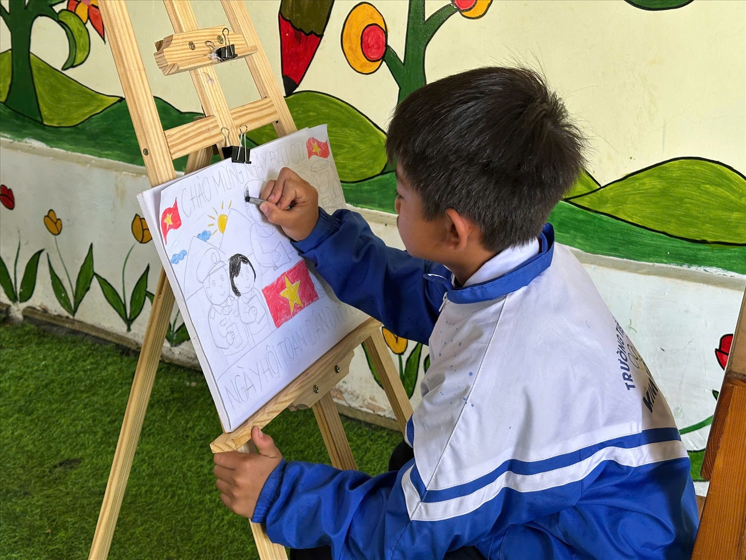 Học sinh đồng bào Xơ Đăng say sưa vẽ tranh cổ động bầu cử