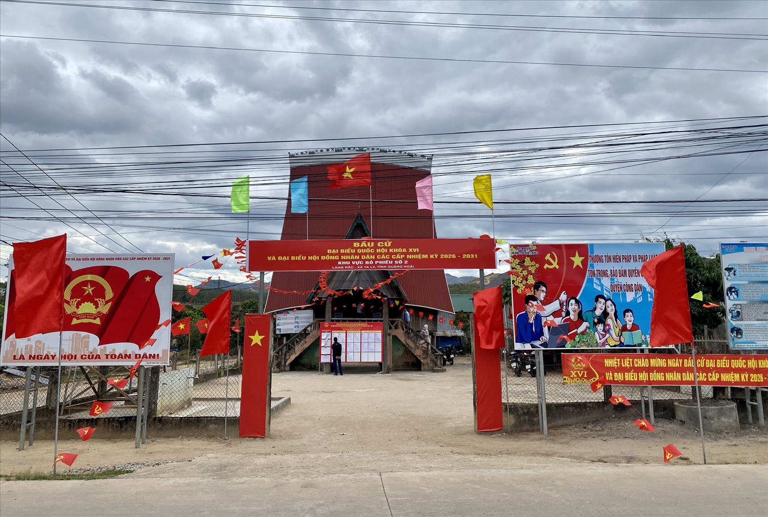 Nhà rông làng Rắc, xã Ya Ly trang trí rực rỡ cờ hoa chuẩn bị sẵn sàng cho ngày bầu cử