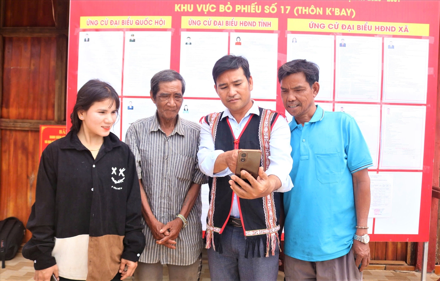 Anh A Hoàng (áo thổ cẩm), Người có uy tín thôn K’Bay, xã Sa Bình tuyên truyền, giải thích cho người dân về công tác bầu cử