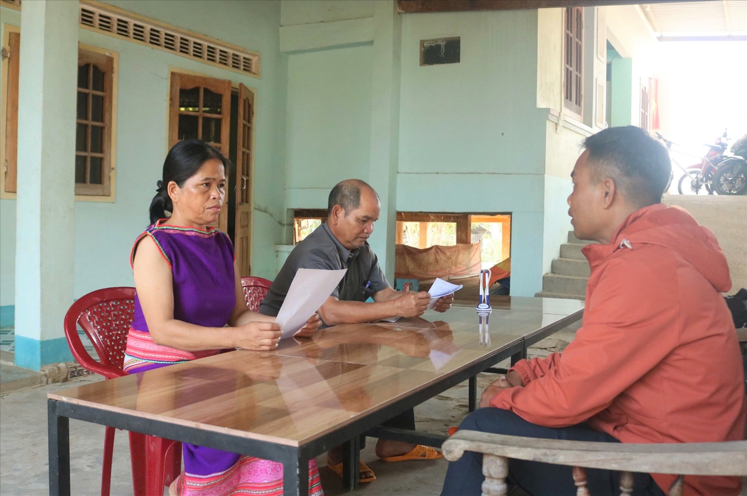 Bà Y Duyên (áo thổ cẩm), Người có uy tín làng Lút, xã Ya Ly đến từng nhà tuyên truyền về cuộc bầu cử cho cử tri