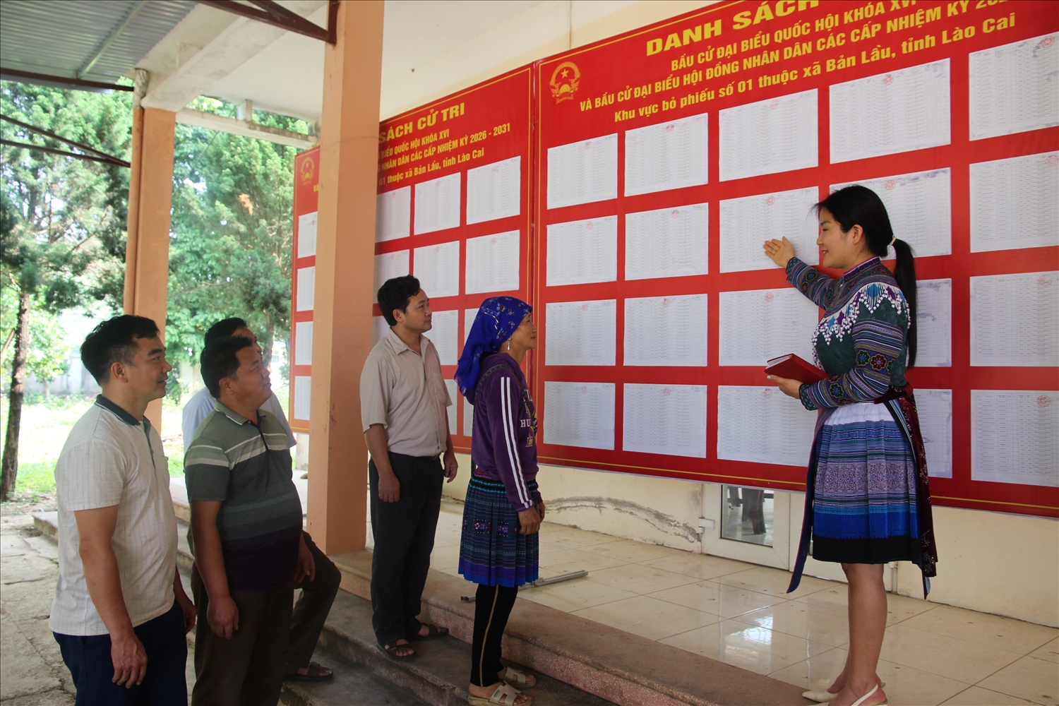 Danh sách cử tri được niêm yết công khai, đúng luật định (Ảnh Trọng Bảo)