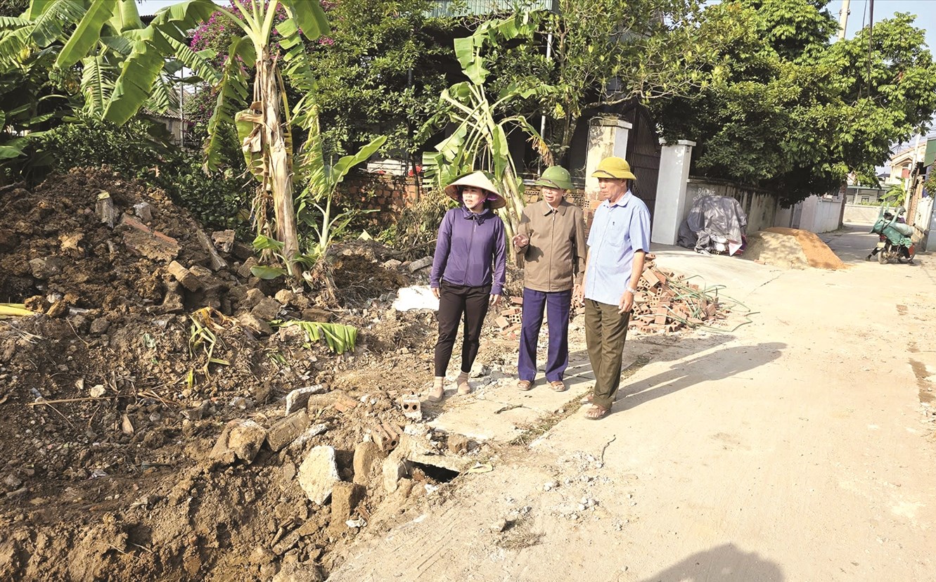 Gia đình chị Lê Thị Trang hiến 45,6m2 để mở rộng đường giao thông nông thôn