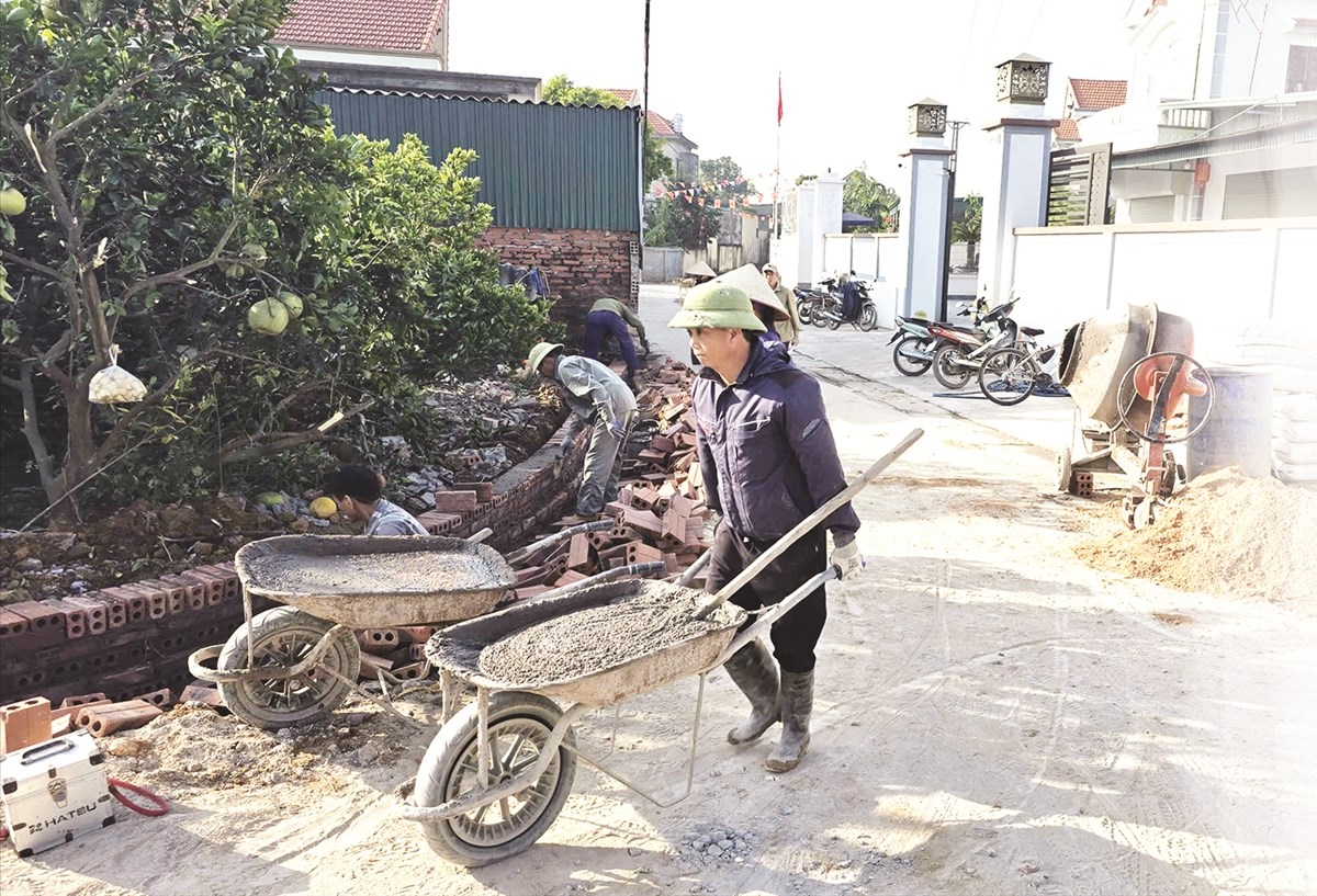 Nhiều hộ gia đình tự nguyện hiến đất, đóng góp ngày công, kinh phí để mở rộng, nâng cấp đường giao thông nông thôn
