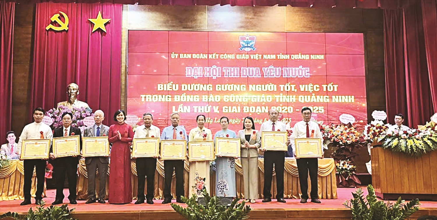 Các tập thể, cá nhân tiêu biểu trong đồng bào Công giáo nhận bằng khen của Chủ tịch UBND tỉnh