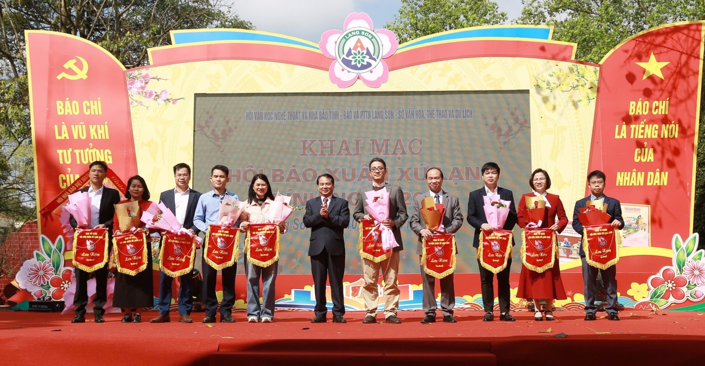 Lãnh đạo Hội Văn học Nghệ thuật và Nhà báo tỉnh tặng cờ lưu niệm các đơn vị tham gia trưng bày tại Hội báo Xuân