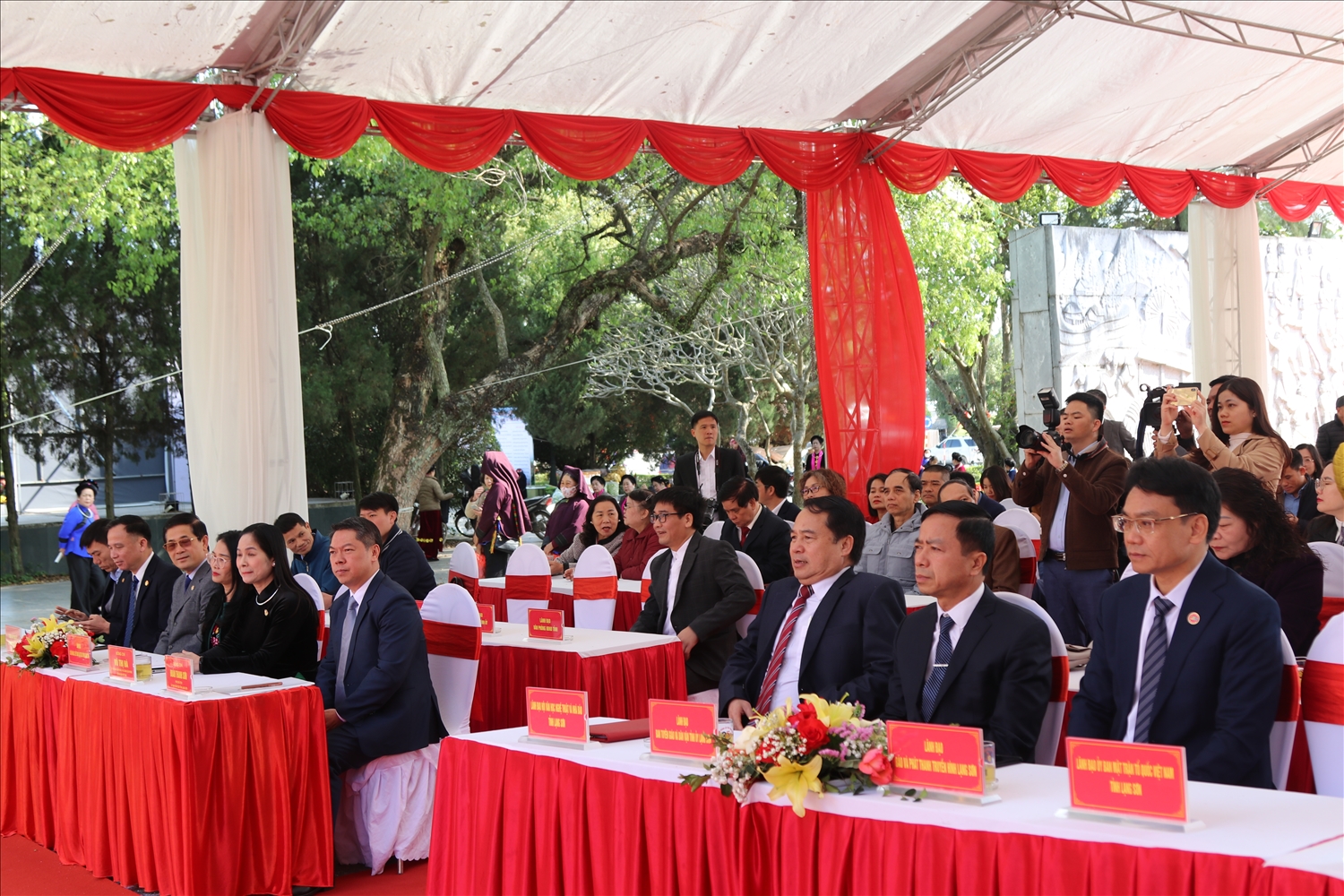 Các đại biểu tham dự chương trình khai mạc Hội báo xuân Xứ Lạng