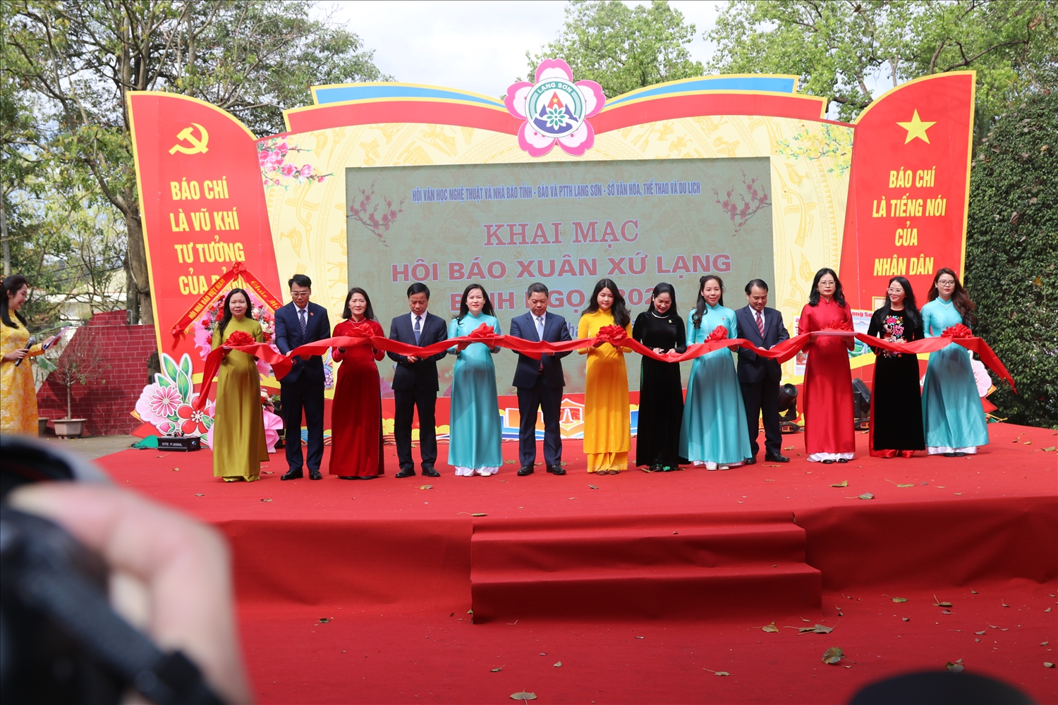 Các đại biểu cắt băng khai mạc Hội báo Xuân