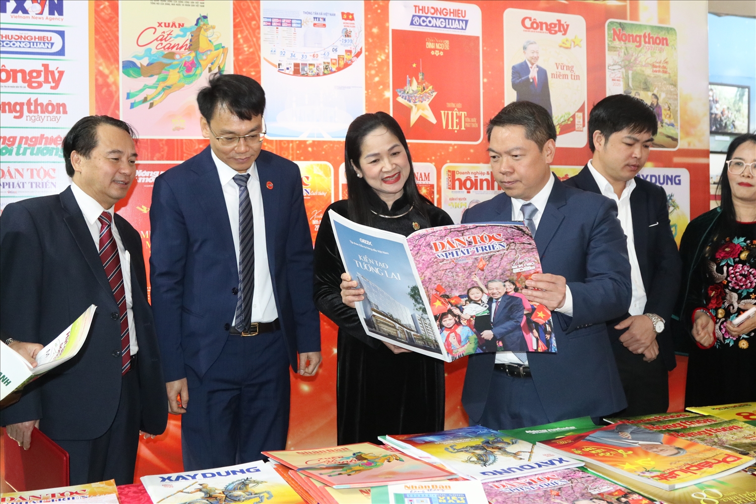 Các đại biểu tham quan gian trưng bày tại Hội Báo Xuân