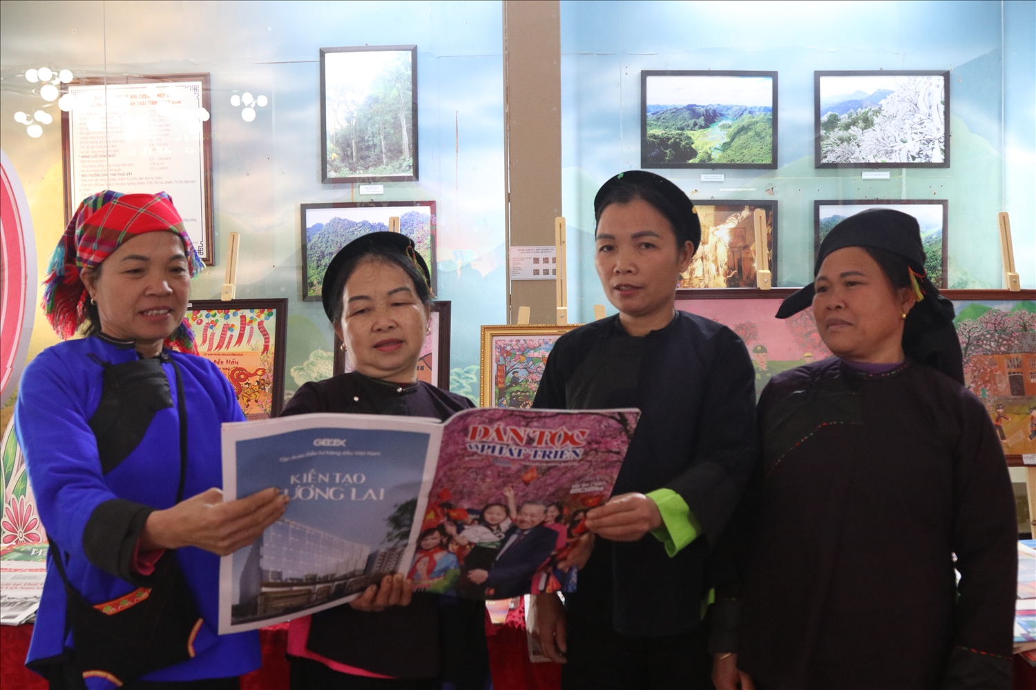 Đồng bào các dân tộc đọc ấn phẩm Dân tộc và Phát triển số cuối tháng