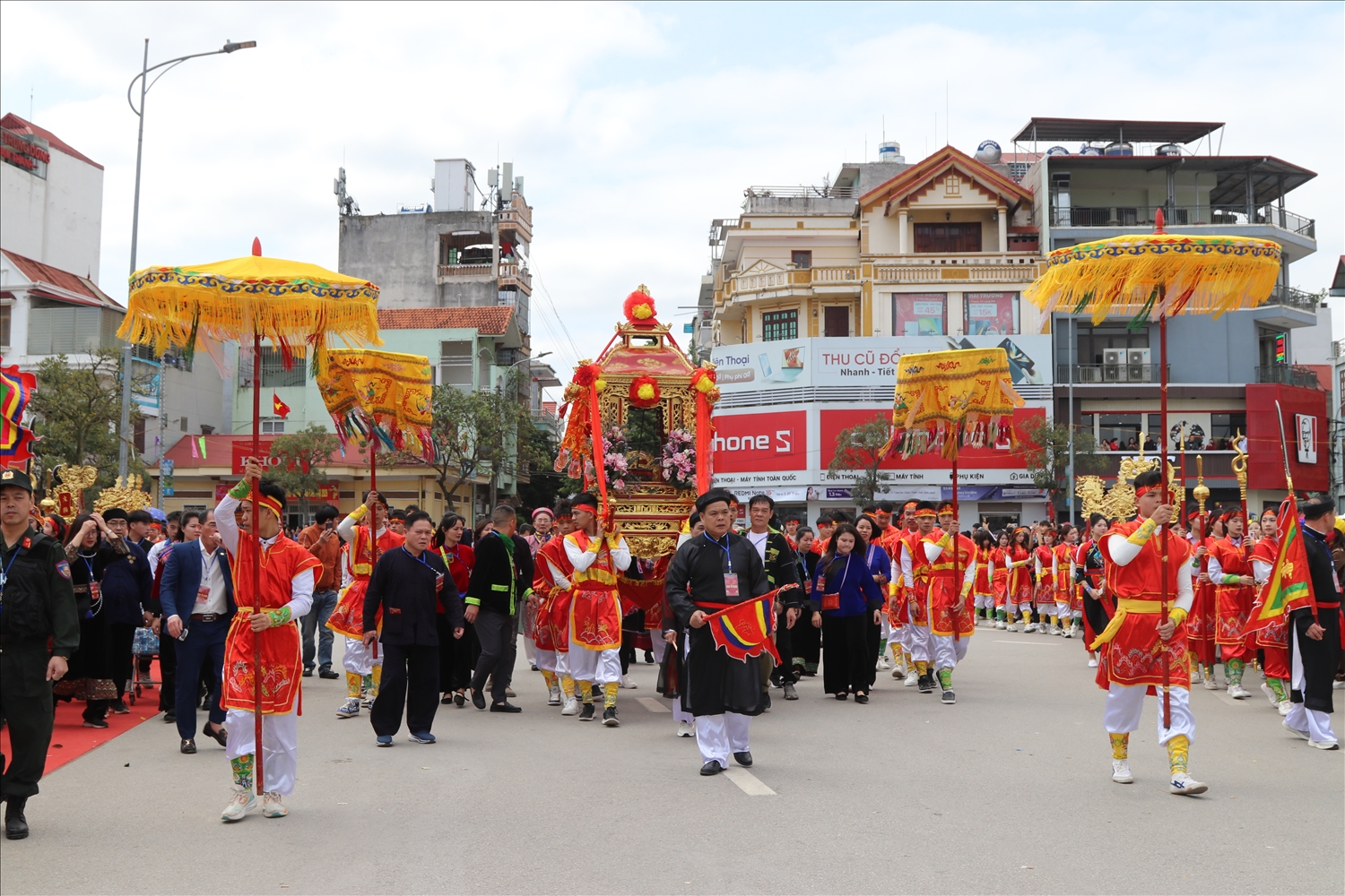 Nghi lễ rước kiệu Quan lớn Tuần Tranh từ đền Kỳ Cùng sang đền Tả Phủ vào giờ Ngọ ngày 22 tháng Giêng 