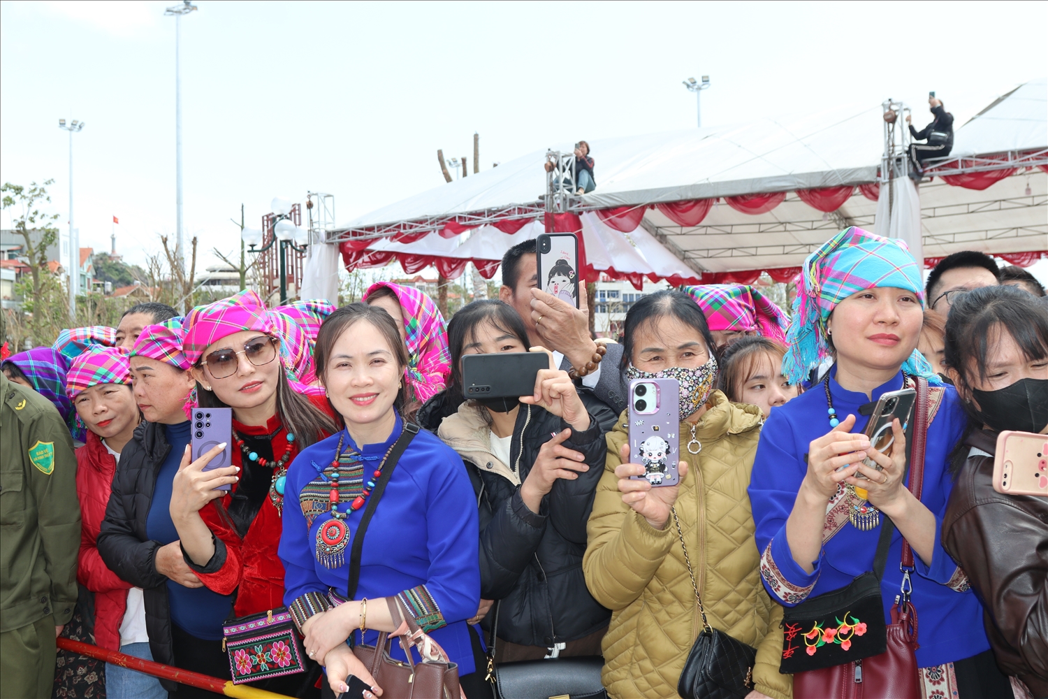 Đông đảo người dân trong và ngoài tỉnh đến thăm dự Lễ hội