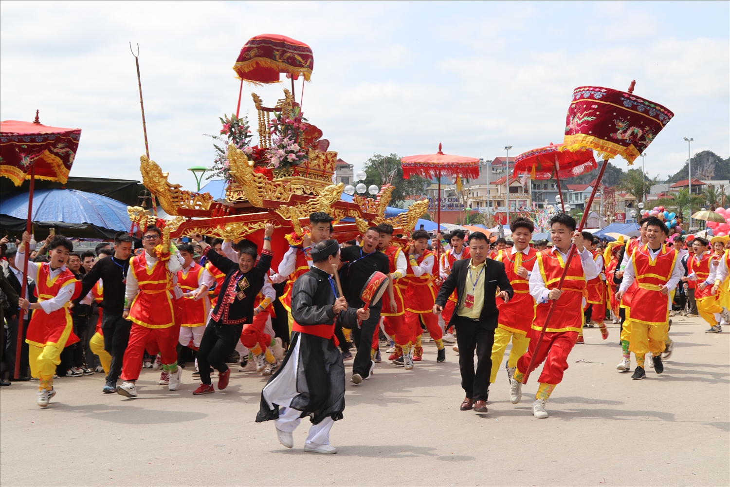Màn xoay kiệu tại Lễ hội