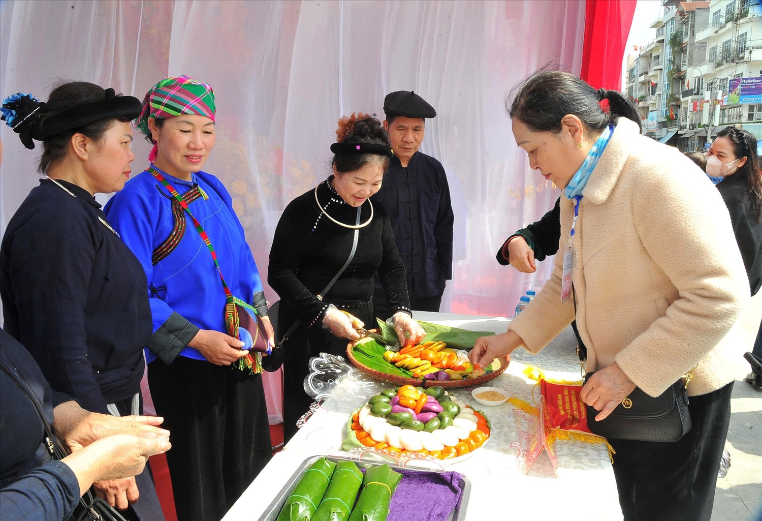 Hội thi giã bánh giày – nét ẩm thực truyền thống của đồng bào Tày, Nùng.