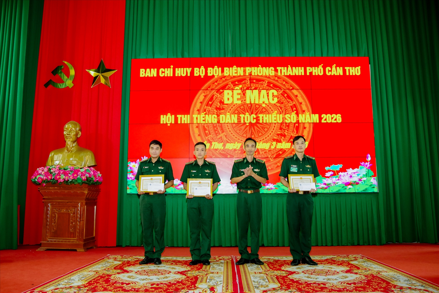 Thượng tá Nguyễn Thanh Đừng trao giấy khen cho các tập thể, cá nhân đạt thảnh tích cao 