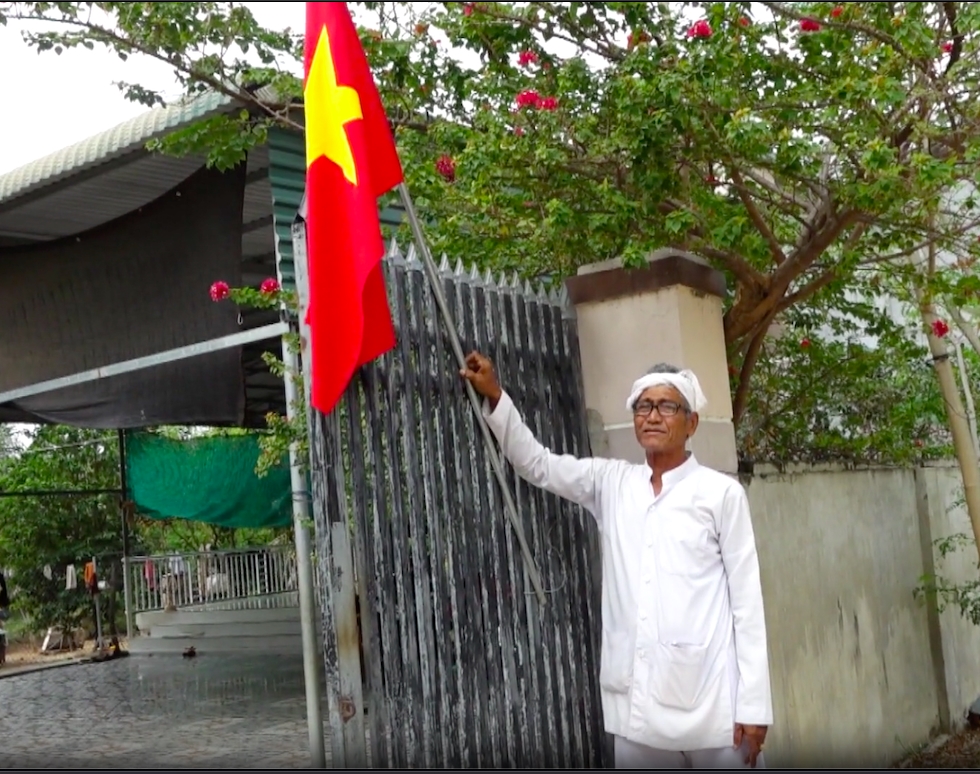 Đồng bào Chăm tổ dân phố Lương Tri, phường Đô Vinh, tỉnh Khánh Hoà treo cờ Tổ quốc trước ngày bầu cử. (Ảnh: V.G)