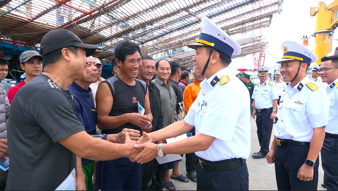 Ngư dân Quảng Ngãi cảm ơn cán bộ chiến sĩ Hải quân đã kịp thời cứu hộ. (Ảnh: ĐVCC)