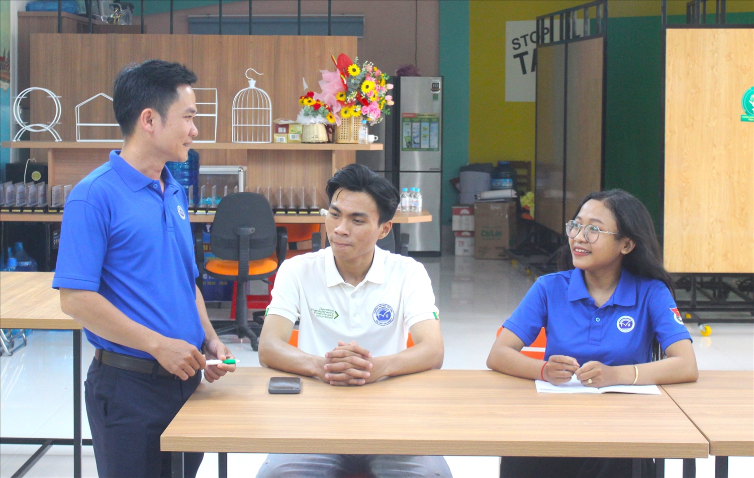 Đoàn Thanh niên và Hội Sinh viên Đại học Trà Vinh đã tổ chức nhiều buổi tuyên truyền về bầu cử. Trong ảnh: Anh Nguyễn Đình Chiểu (ngoài cùng bên trái) đang giới thiệu về các ứng cử viên cho em Kim Thị Thanh Xuân (ngoài cùng bên phải)