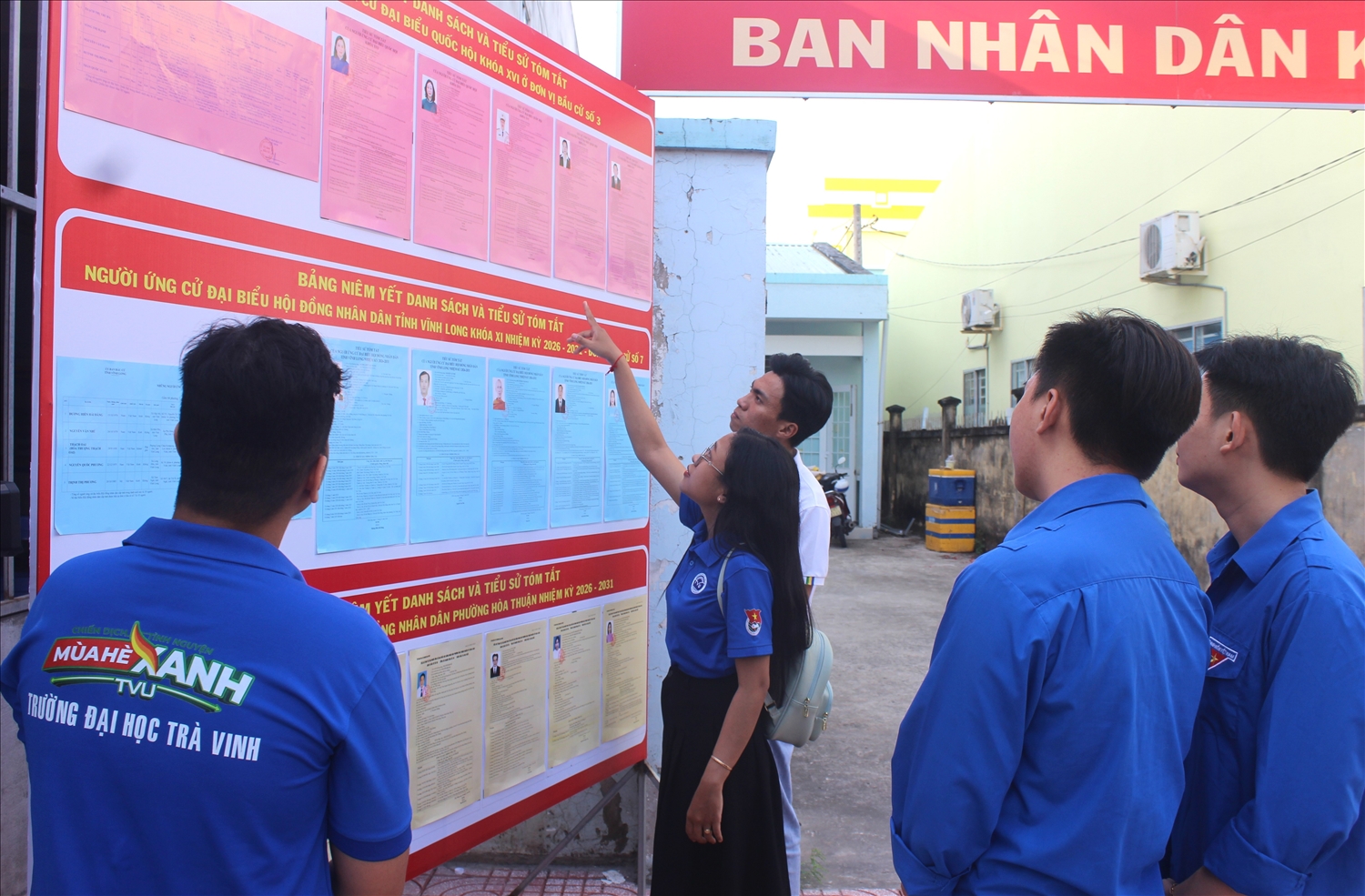 Sinh viên Đại học Trà Vinh tìm hiểu thông tin của các ứng cử viên đại biểu Quốc hội khóa XVI và đại biểu HĐND các cấp nhiệm kỳ 2026–2031