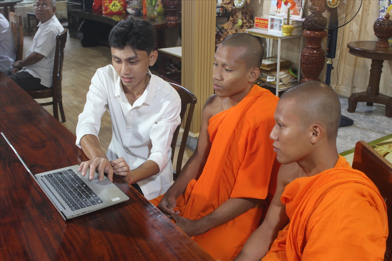 Sư Thạch Ra (ở giữa) đang tìm hiểu thông tin của các ứng viên đại biểu Quốc hội khóa XVI và đại biểu HĐND các cấp nhiệm kỳ 2026–2031