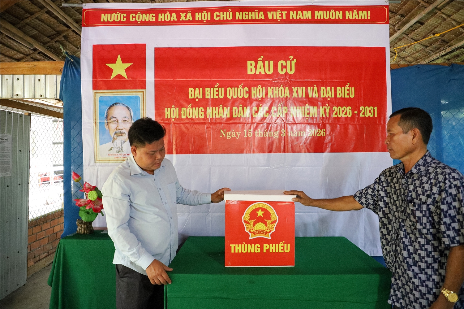 Công tác trang trí tại 42 điểm bầu cử trên địa bàn xã Vĩnh Bình đã hoàn tất. (Ảnh: Nguyễn Hành)