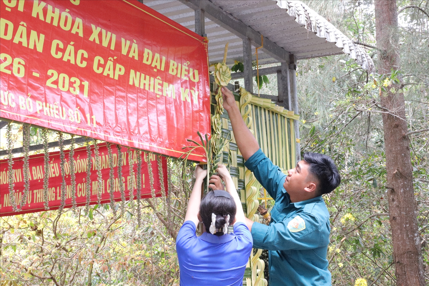 Những tàu lá dừa được kết thành cổng chào đón cử tri tại điểm bỏ phiếu số 11, xã Vĩnh Bình, tỉnh An Giang