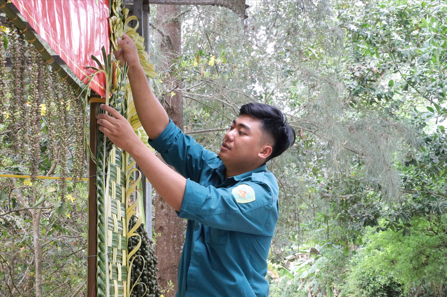 Chiếc cổng làm bằng dừa nước đẹp mắt thể hiện sự sáng tạo trong việc tận dụng vật liệu tự nhiên 