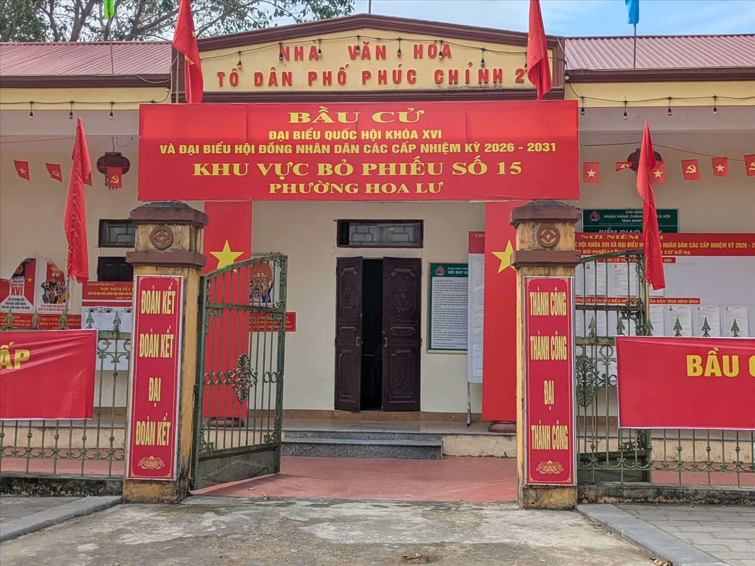 Các điểm bầu cử phường Hoa Lư rực rỡ cờ Tổ quốc, cờ Đảng.
